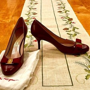 Ferragamo Vara Bow Pump size 10